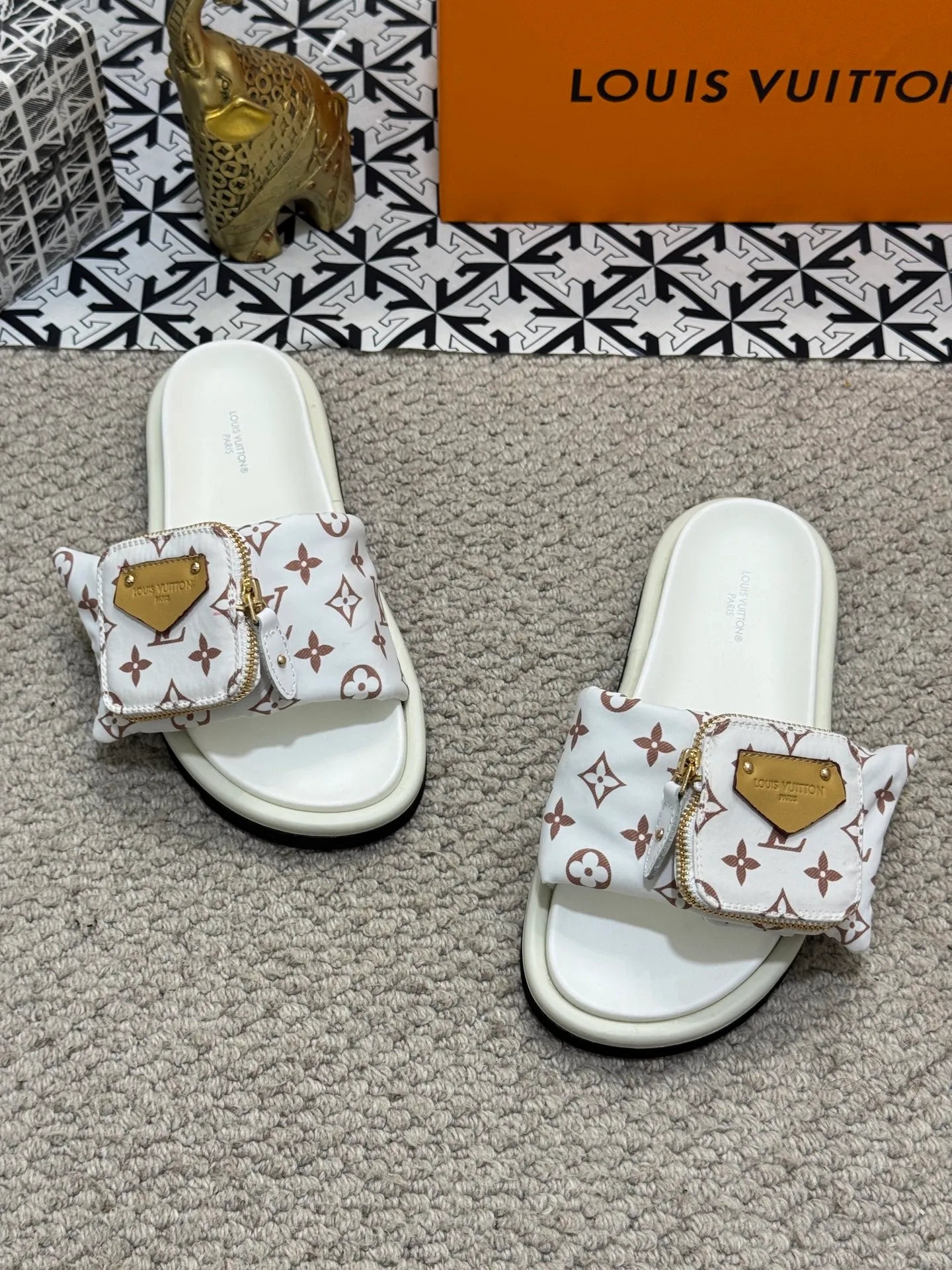 Men's shoes 💰400 [New style] 🦇🦇Top original order [Louis Vuitton] Couple style 👫Spring and summer style🎯🎯As an active family in the fashion industry ⭐ Lv is characterized by bold innovation ⚡Fabric down cloth🔥 Combined outsole, clean and tidy ⚡Fashionable and generous🌹Multiple colors available..Size: 36-44 (45 customized